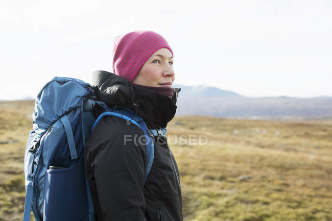 Жінка, що ходить по полю, вибірковий фокус — стокове фото