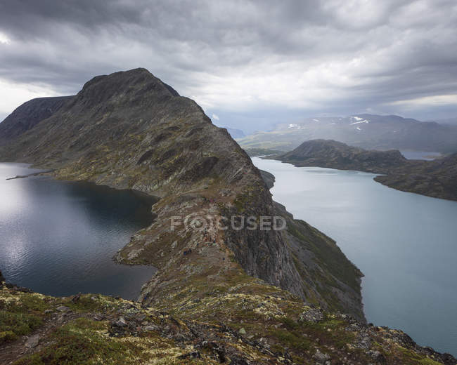Besseggen Ridge by Lake Gjende en el Parque Nacional Jotunheimen, Noruega - foto de stock