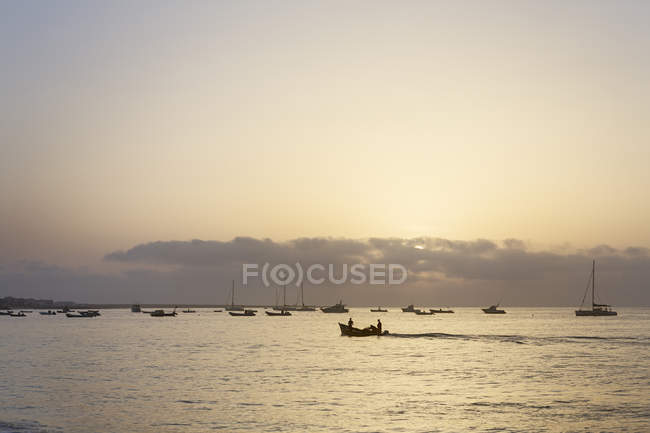 Boote auf See bei Sonnenuntergang in Kapverden — Stockfoto