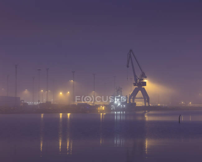 Gru e porto di notte a Malmo, Svezia — Foto stock