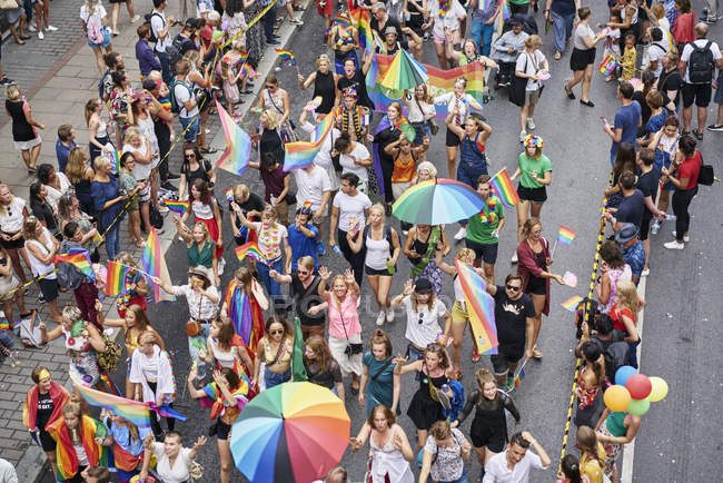 Vista de alto ángulo del desfile del orgullo en Estocolmo, Suecia - foto de stock