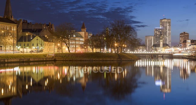 Beleuchtete Gebäude in der Nacht in Malmö, Schweden — Stockfoto