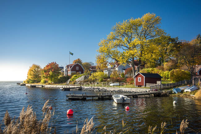 Edifici e pontili sull'acqua a Stoccolma, Svezia — Foto stock
