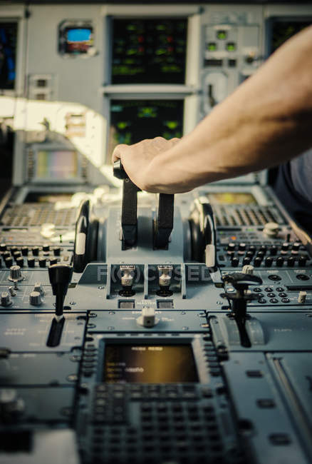 Mano piloto en el panel de control del avión, enfoque selectivo - foto de stock