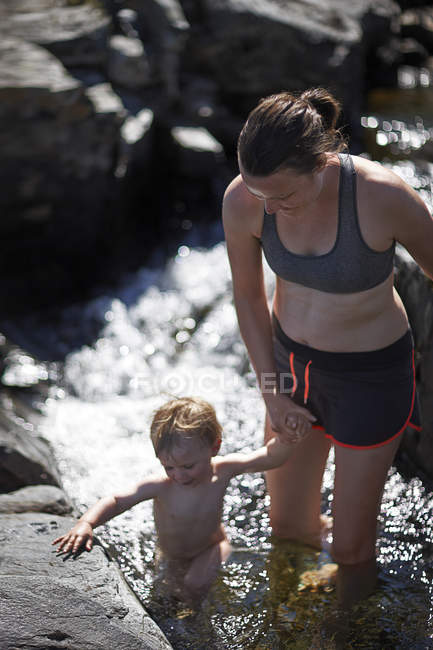 Mère avec garçon dans le ruisseau, foyer sélectif — Photo de stock