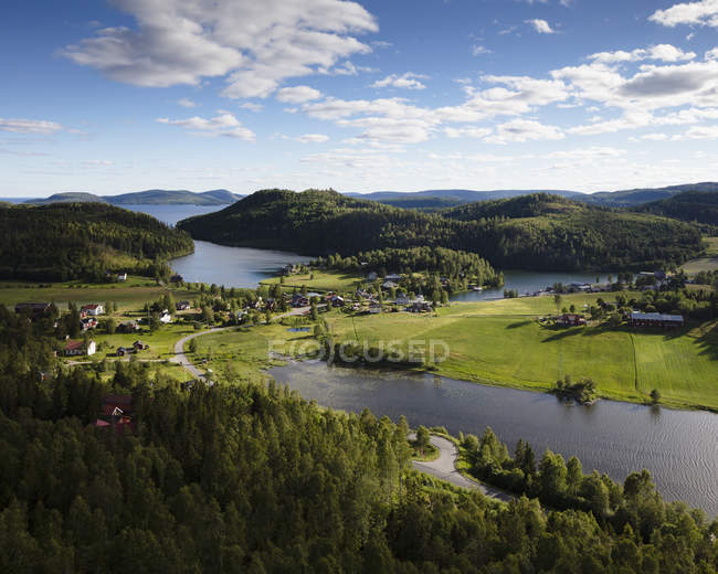 Ville par forêt et rivière en Haute Côte, Suède — Photo de stock