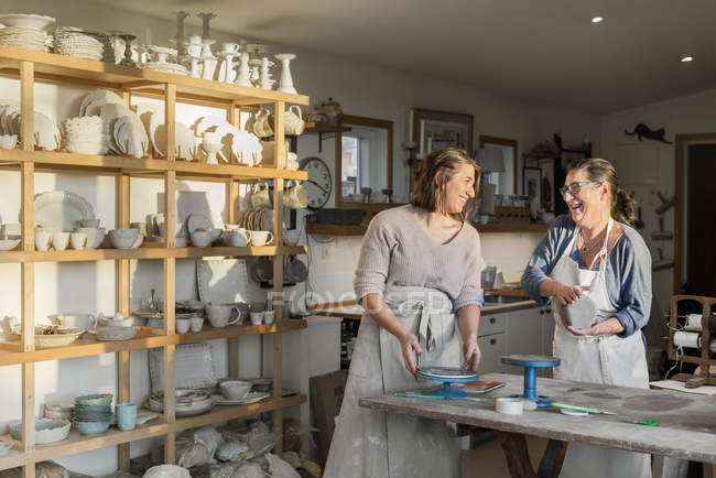 Donne in laboratorio di ceramica, focus selettivo — Foto stock