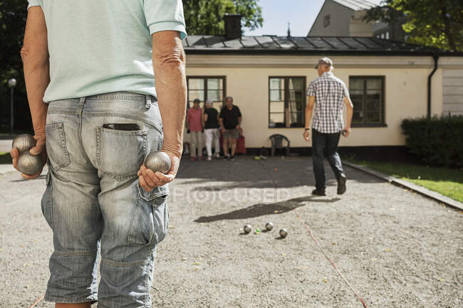 Seniores jogando petanca ao ar livre, tiro recortado, foco seletivo — Fotografia de Stock