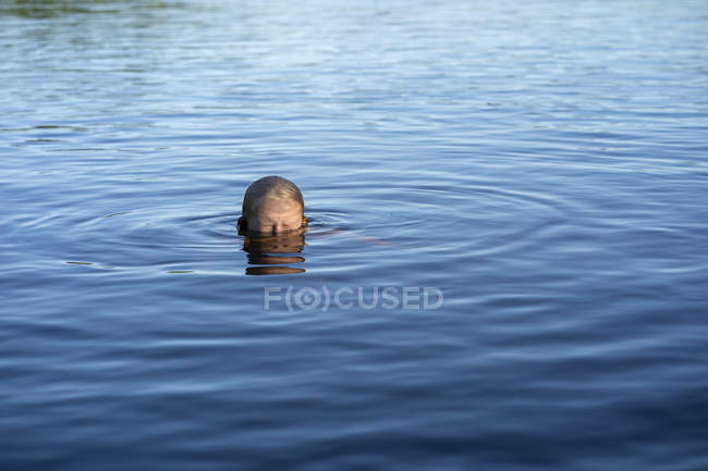 Teenager-Mädchen schwimmt im See, selektiver Fokus — Stockfoto
