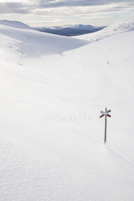 Marker in snow at beautiful snow-covered mountains, high angle view — Stock Photo