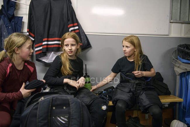 Девушки в раздевалке готовятся к хоккейной тренировке — стоковое фото