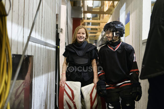 Meninas em uniformes de hóquei no gelo — Fotografia de Stock