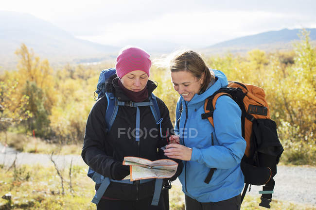 Жінки читають карту, вибірковий фокус — стокове фото