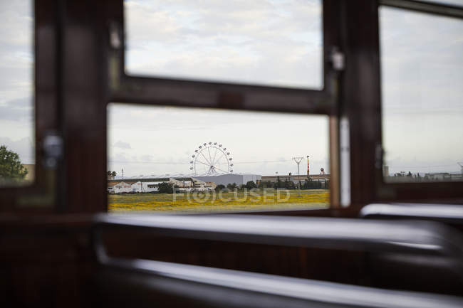 Вид из окна поезда на колесо обозрения — стоковое фото