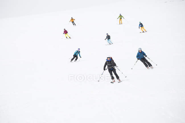 Лыжники спускаются по склону, избирательный фокус — стоковое фото