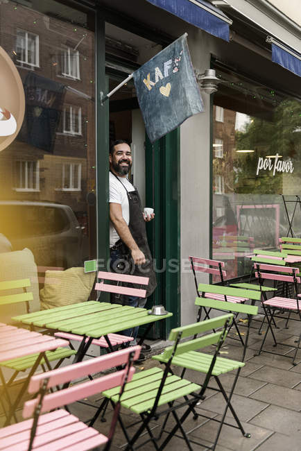 Власник малого бізнесу за межами кафе, вибірковий фокус — стокове фото