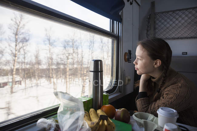 Frau sitzt im Zug am Tisch — Stockfoto