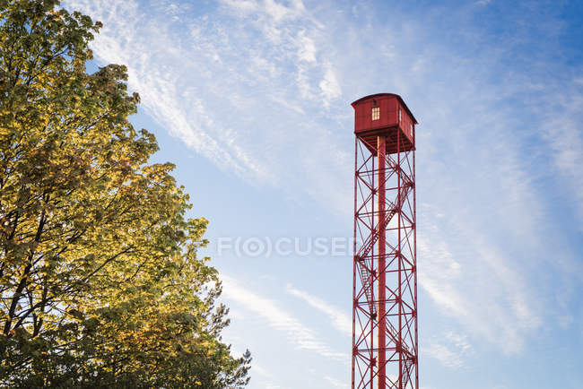 Vista ad angolo basso della torre di guardia rossa — Foto stock