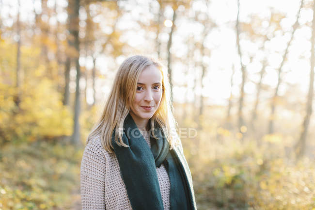 Jovem mulher vestindo lenço verde na floresta — Fotografia de Stock