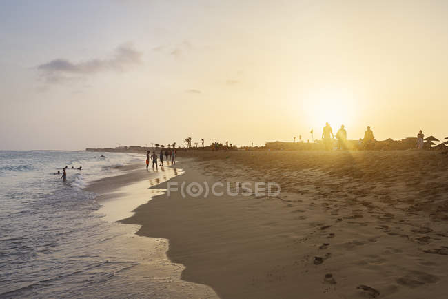 Praia ao pôr do sol em Cabo Verde — Fotografia de Stock