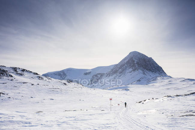 Kungsleden ski track by mountain in Lapland, Sweden — Stock Photo