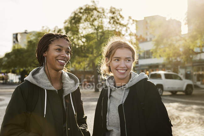 Meninas adolescentes sorrindo, foco seletivo — Fotografia de Stock