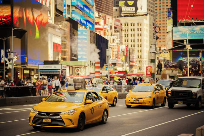 Taxis amarillos en la ciudad de Nueva York, enfoque selectivo - foto de stock