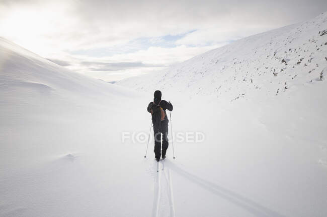 Людина катається на лижах у красивих засніжених горах — стокове фото