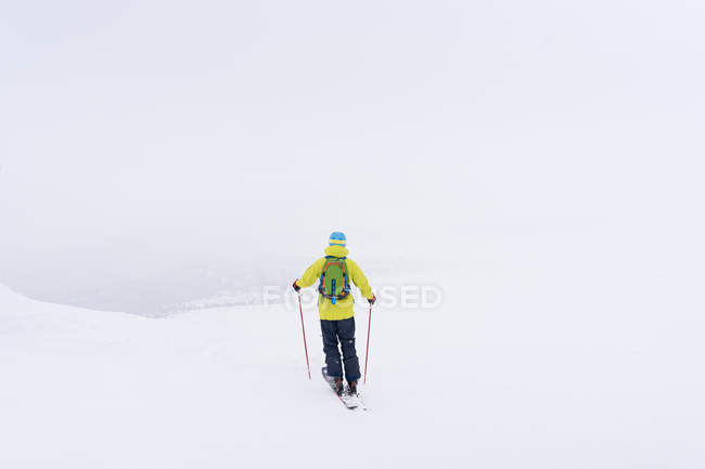 Männer-Skifahren, selektiver Fokus — Stockfoto