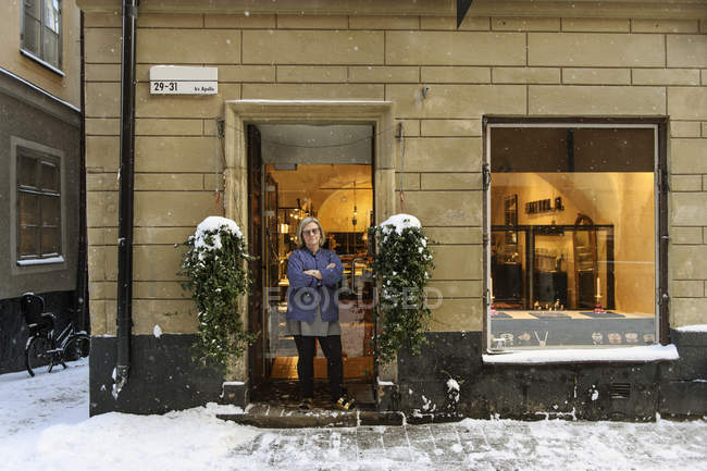 Goldsmith em pé na porta da loja — Fotografia de Stock
