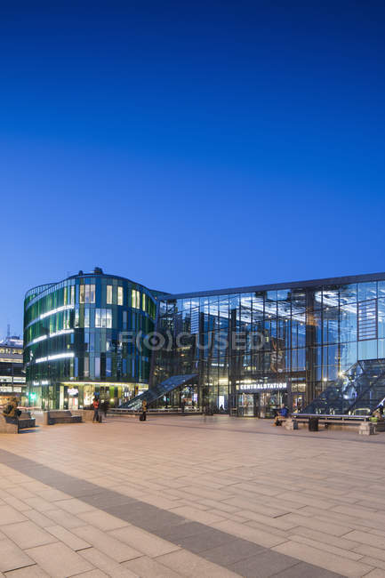 Gare centrale de Malmo en Suède la nuit — Photo de stock