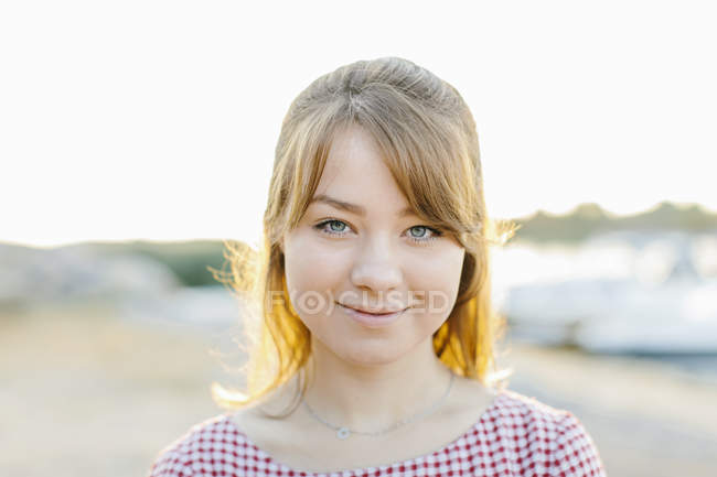 Portrait of smiling young woman, focus on foreground — Stock Photo