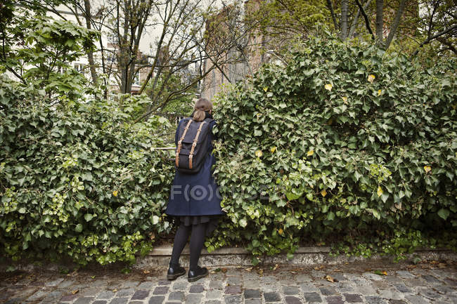 Woman by shrubs, selective focus — Stock Photo