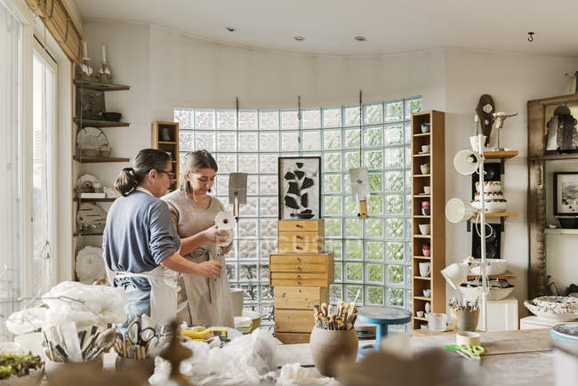 Женщины изучают керамику в мастерской — стоковое фото