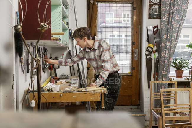 Carpinteiro em oficina, foco seletivo — Fotografia de Stock