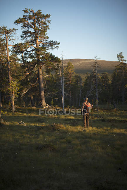 Homem caminhando em campo, foco seletivo — Fotografia de Stock