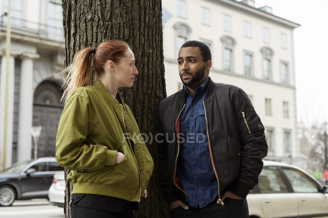 Paar im Gespräch am Baum, selektiver Fokus — Stockfoto