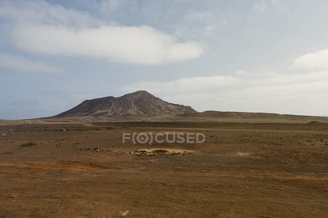 Planície com montanha atrás em Cabo Verde, África — Fotografia de Stock