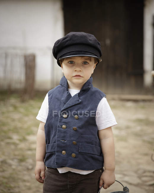 Retrato de niño usando sombrero, enfoque selectivo - foto de stock