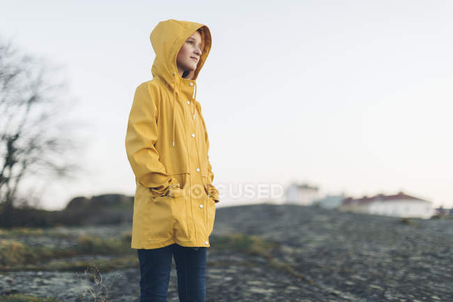 Mädchen trägt gelben Mantel im Park — Stockfoto
