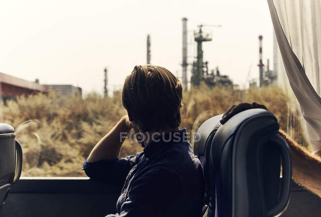 Uomo che guarda fuori dalla finestra del treno — Foto stock