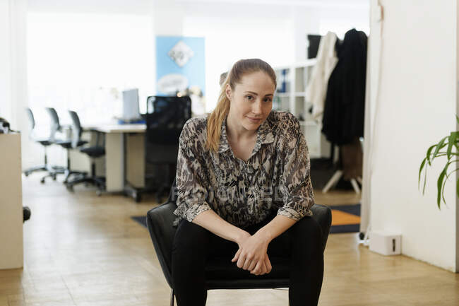 Retrato de empresária sentada em poltrona — Fotografia de Stock