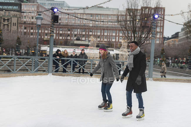Patinaje sobre hielo en pareja, enfoque selectivo - foto de stock