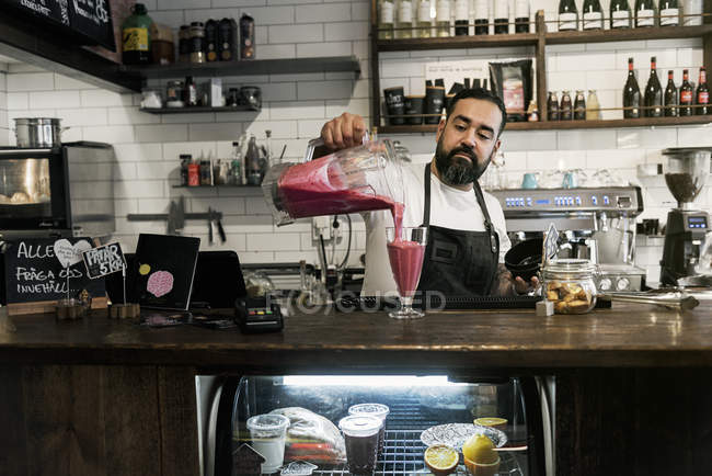 Mitte erwachsener Mann, der im Café arbeitet, selektiver Fokus — Stockfoto