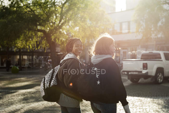 Девочки-подростки носят рюкзаки, избирательный фокус — стоковое фото