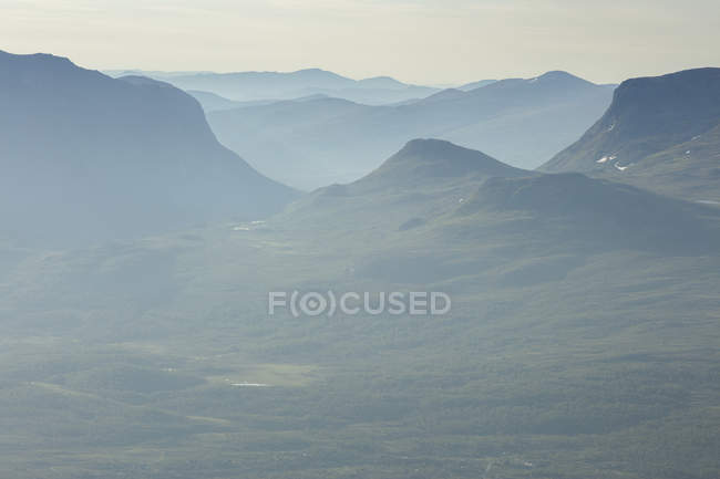 Paisaje nebuloso del Parque Nacional Jotunheimen, Noruega - foto de stock