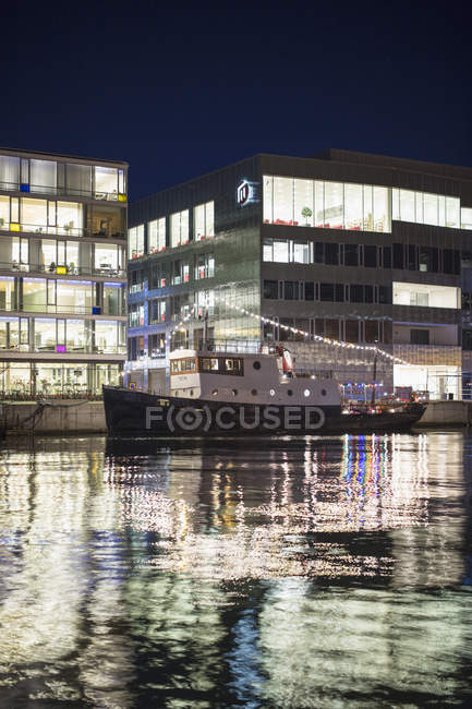 Университет Мальме на набережной в Швеции ночью — стоковое фото