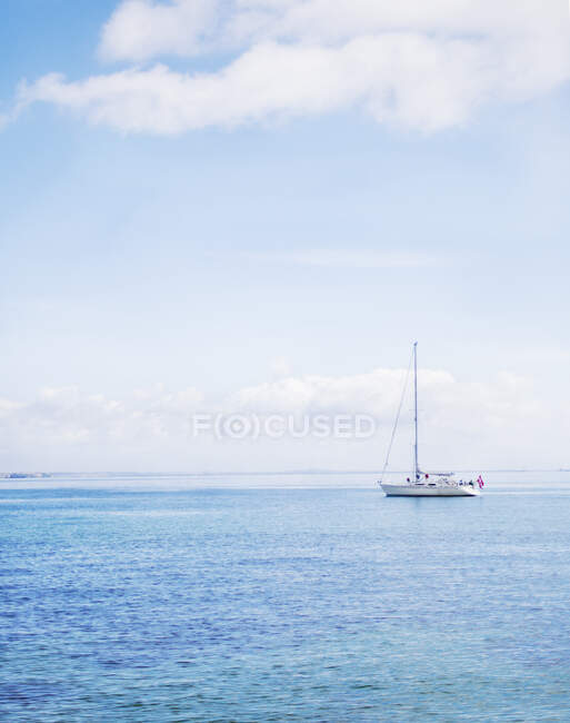 Yacht bianco galleggiante sulle onde del mare — Foto stock