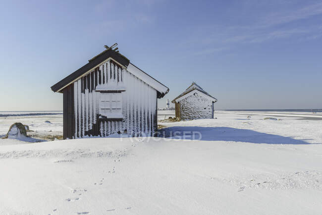 Granges dans un champ couvert de neige en hiver — Photo de stock