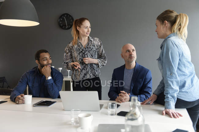 Geschäftsleute während der Besprechung, selektiver Fokus — Stockfoto